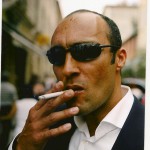 gens de nice | homme d'affaires fume sa cigarette
